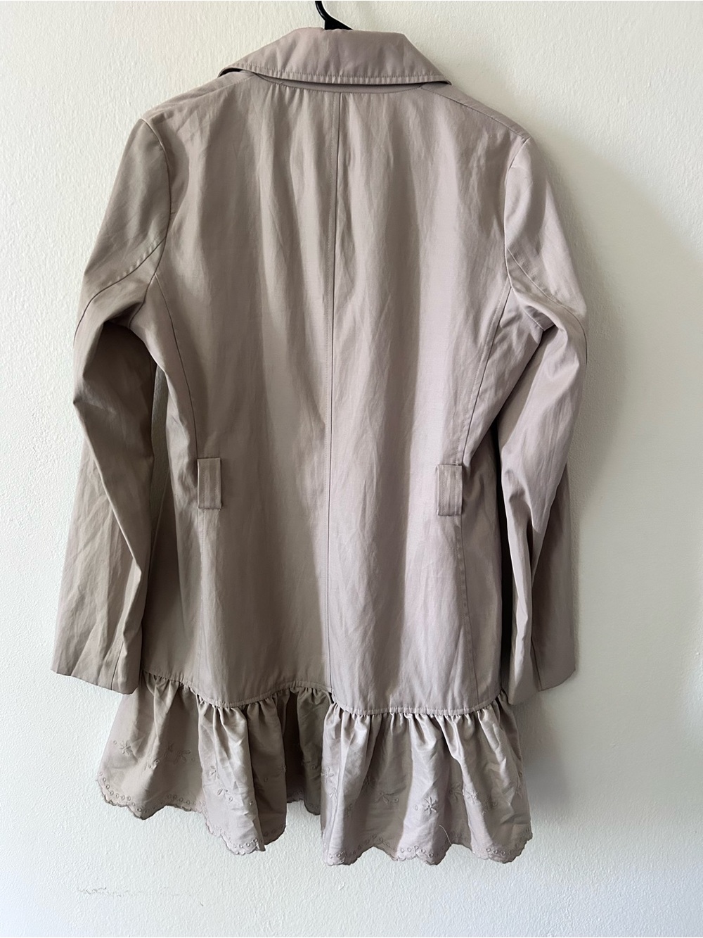 Vintage Betsey Johnson Beige Eyelet Ruffle Hem Floral Hem Trench Coat Romantic M - Picture 3 of 6